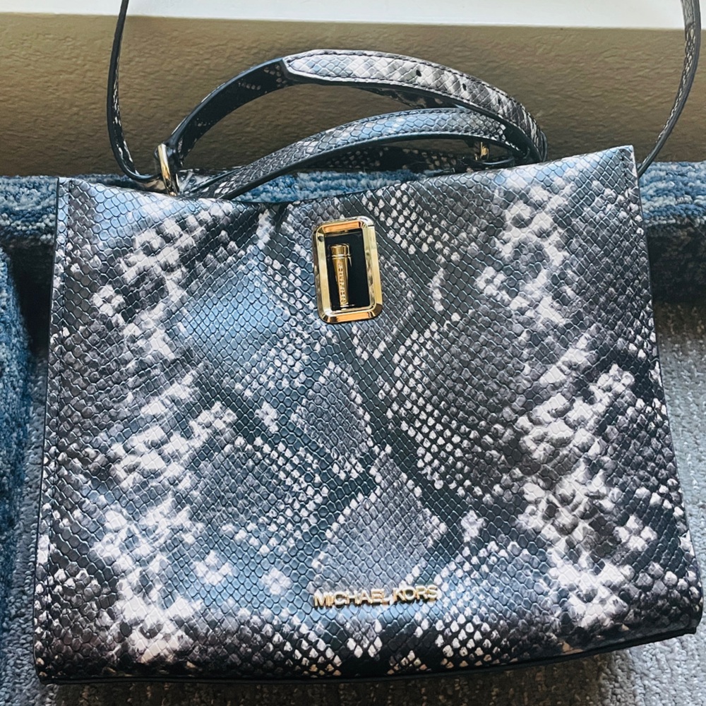 Michael kors cross body hand bag